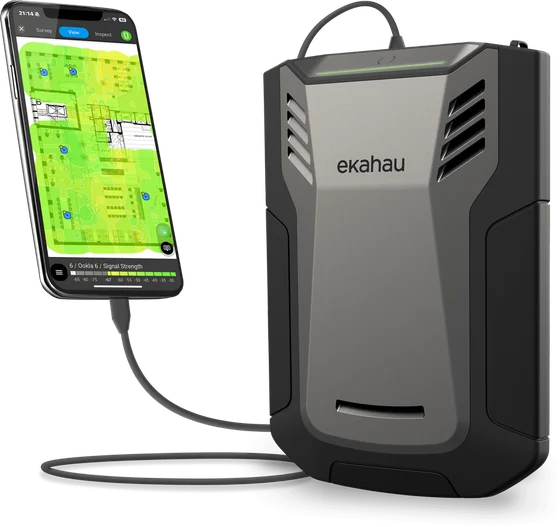 Ekahau Sidekick 2 conectado a un móvil con un mapa de cobertura Wi-Fi